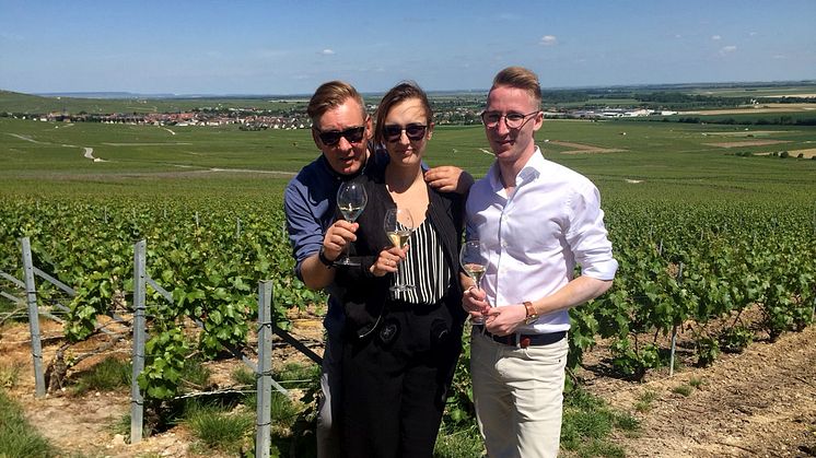 Lars, Shannon och Mattias från Krägga Herrgård i vingården i Champagne (HATT et SÖNER)