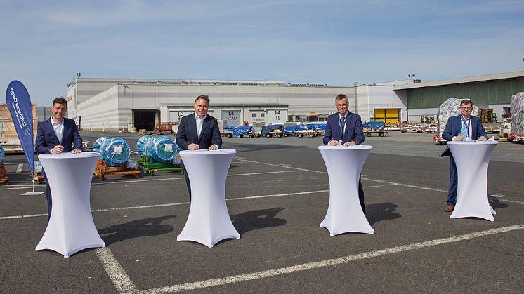 vlnr.: Von Lufthansa Cargo AG: Gunnar Löhr, Head of Supply Management & Infrastructure und Harald Gloy, COO; von Bleichert Automation: Anton Schirle, CEO and Manfred Hannes, Head of Sales