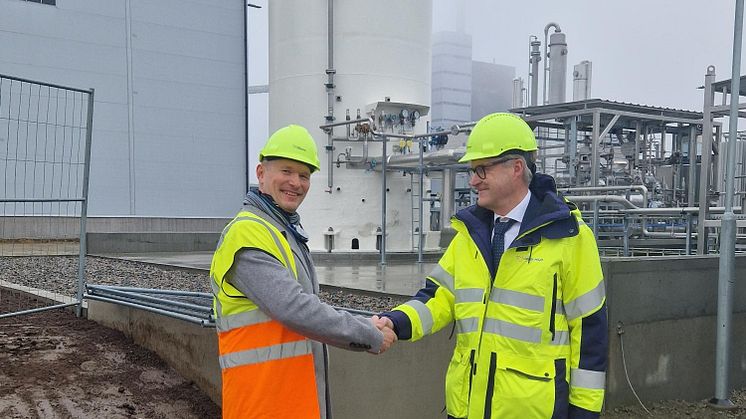 Matti Oksanen, ansvarig för biogasaffären på St1, och Magnus Kårestedt, VD Borås Energi och Miljö, inviger den nya biogasanläggningen. 