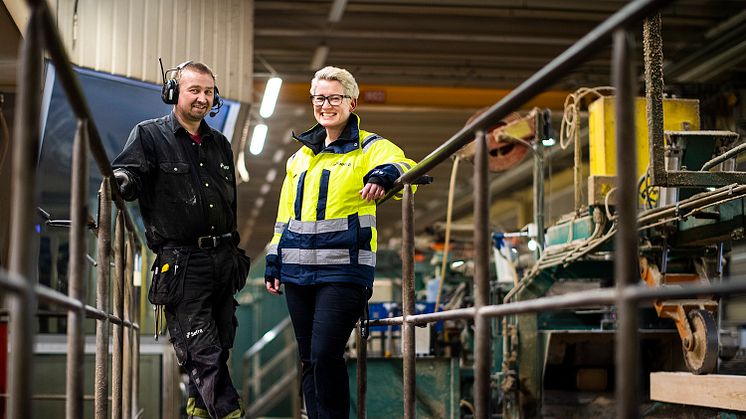 Setra investerar 400 miljoner vid enheten i Malå. Marlene Bergström, platschef Malå, med kollega. Foto: Setra