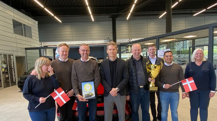 Opel direktør Christian Haugaard i midten flankeret af glade medarbejdere fra Erik Maibom A/S