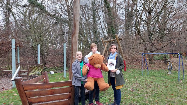 Theo Gründling und Till Eichapfel, Schüler der Gesamtschule in Oranienbaum übergeben an Bärenherz-Mitarbeiterin Anke Voigt das gesammelte Spendengeld  