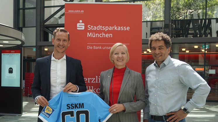 V.l.: Marc-Nikolai Pfeifer (TSV 1860 München), Sabine Schölzel (SSKM) und Wilson Pearce (Infront Germany GmbH).