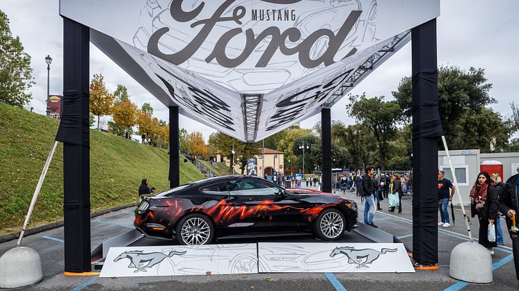 Ford Mustang genopstår som graffitikunst