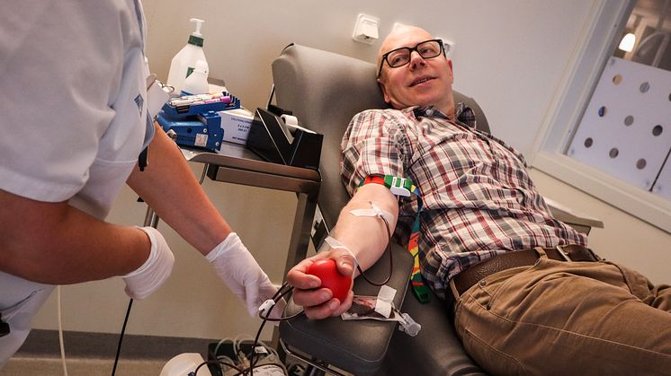 Blodgivning på Blodcentralen vid Norrlands universitetssjukhus. Under corona-pandemin har landets blodgivare säkrat sjukvårdens blodbehov. Nu behövs mer blod inför sommaren.