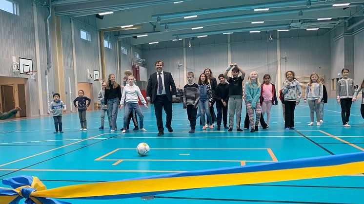 Tillsammans med elever på Färjestadsskolan sparkade Niklas Wikström, ordförande i barn- och ungdomsnämnden och Johanna Larsson, ordförande i kultur- och fritidsnämnden bollarna genom det blågula bandet och invigde den nya idrottshallen.