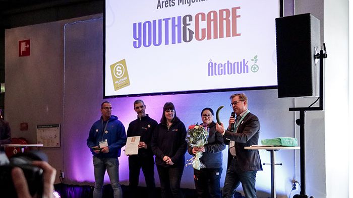 Nacka vatten och avfalls vd Mats Rostö delar ut priset Årets Miljönär till Youth & Care i samband med Nacka Företagarträff.
