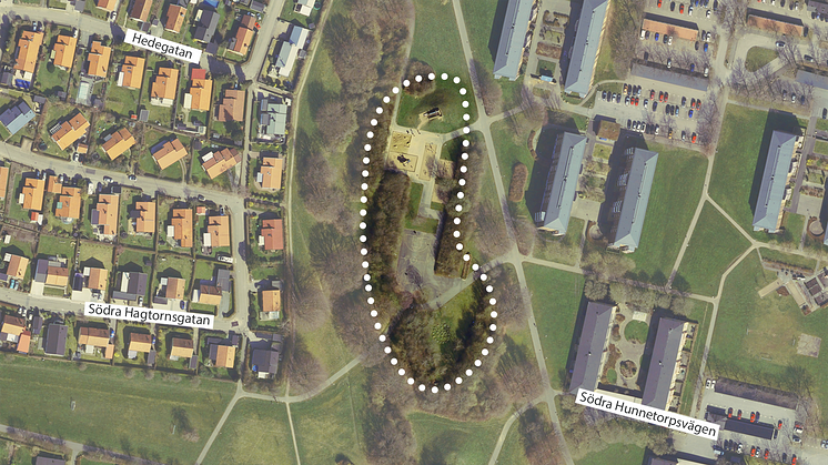 Lekplatsen som ska göras om ligger i Adolfsbergs grönområde, med Hedegatan, Törnrosgatan och Södra Hagtornsgatan väster om sig, och Södra Hunnetorpsvägen öster om sig.