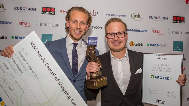 Apotek 1 vant "Årets butikkjede 2017" på Kjøpesenterkonferansen. På bildet:  Anders Vik på vegne av Apotek 1 (til høyre) og jurymedlem Morten Mørken.