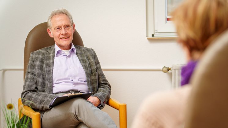 Als Chefarzt den Patient*innen auf Augenhöhe zu begegnen - das ist Dr. Thomas Polak wichtig. 