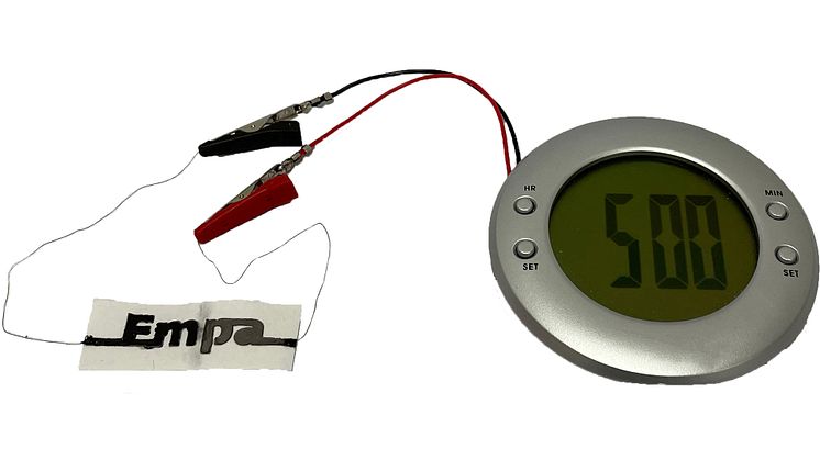 När forskningsteamet på Empa testade pappersbatteriet producerade det 1.2V och kunde driva displayen på en helt vanlig väckarklocka i ungefär en timme. Foto: EMPA