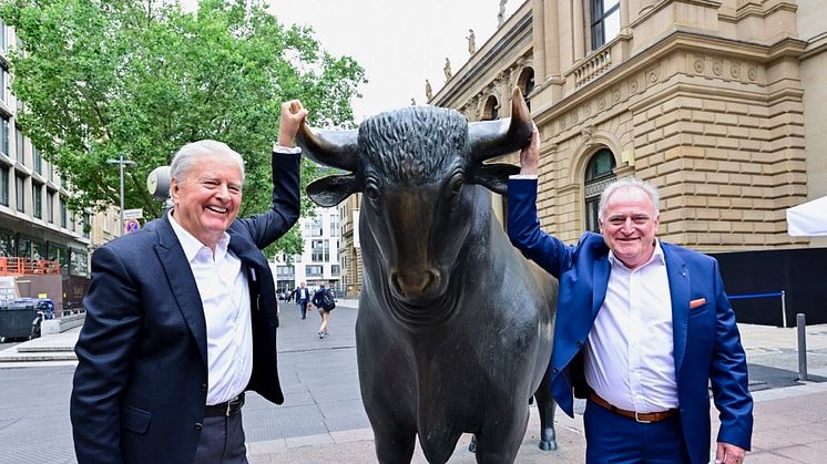 ParTec CEO Bernhard Frohwitter and Co-CEO and COO Hugo Falter with the bull in front of Frankfurt Stock Exchange.