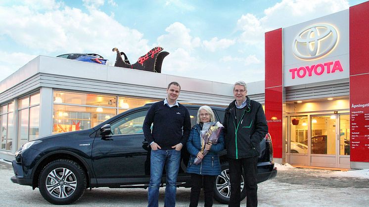 Gratulerer med ny bil: Eva og Jarle Berg Pettersen fikk overlevert sin åttende RAV4. Her sammen med bilselger i Nordvik, Kai Torrisen (t.v).