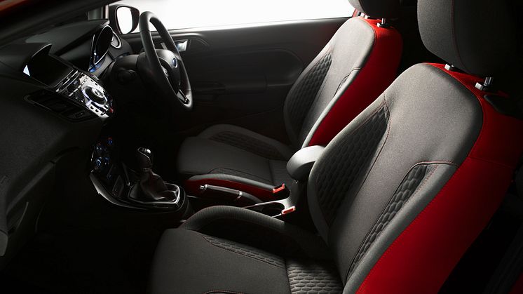 Ford Fiesta Red og Black Edition også med matcende interiør i rødt og svart.