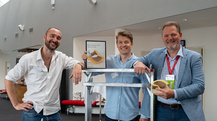Vinderne af Dansk Supply Chain's Start-up Pris 2019, danske SpaceInvader, som har opfundet og patenteret et pallestativ, der gør det muligt at spare plads, penge og CO2. Fra venstre: Mads Klie-Holde, Jesper Rølund, og Steen Frederiksen. 