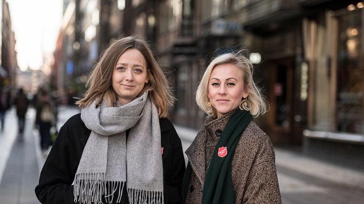 Lovisa Landälv, utbildningssamordnare, och Emma Cotterill, nationell samordnare för Frälsningsarméns arbete mot människohandel. Foto: Jonas Nimmersjö