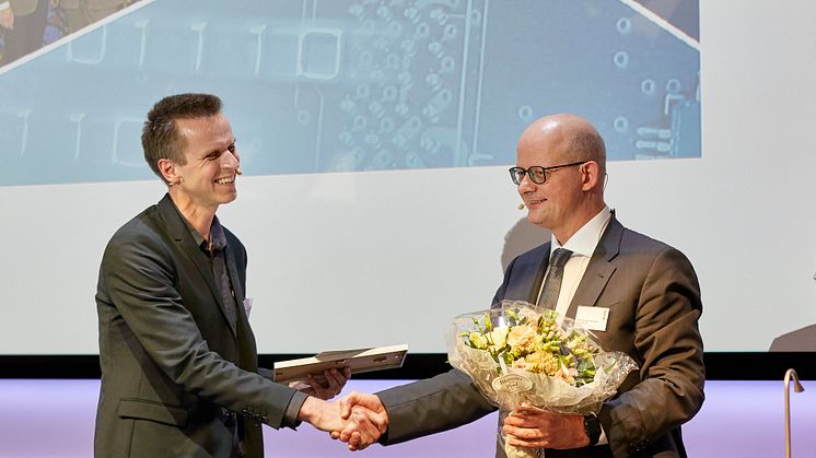 NIels B. Larsen (t.v.) fik overrakt prisen af komiteens formand Niels Chr. Nielsen (t.h.).