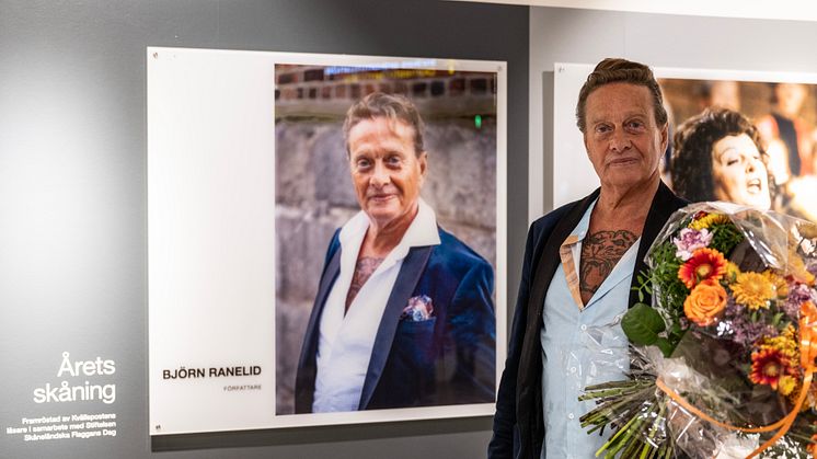 Årets skåning Björn Ranelid på plats på Malmö Airport för att avtäcka sitt porträtt i ankomsthallen.   	Foto: Kvällsposten