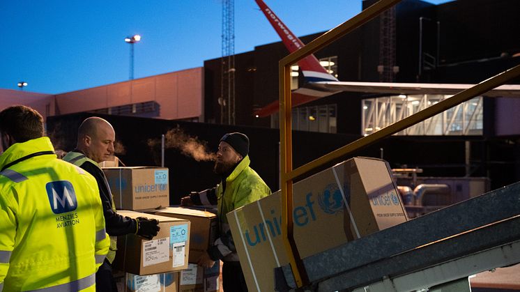 Norwegian och UNICEF lastar på nödhjälp