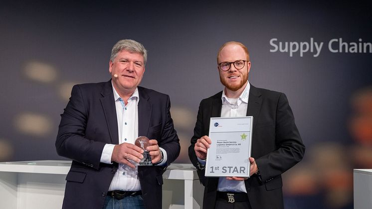 Verleihung des "Lean and Green 1st Stars": Thomas Fell/GS1 Germany (li.) und Sebastian Schiller/Quick Service Logistics (re.)