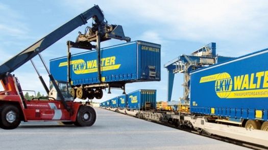 Combo-rail kallas transportsättet där hela lastbilstrailers lyfts på järnvägsgodsvagnar.