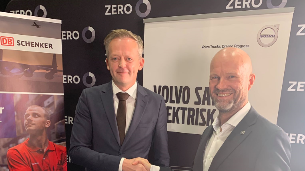 Kontrakten signeres av Knut Eriksmoen, CEO Schenker AS (venstre), og Gunnar Brattli, director commercial sales Volvo Norge.