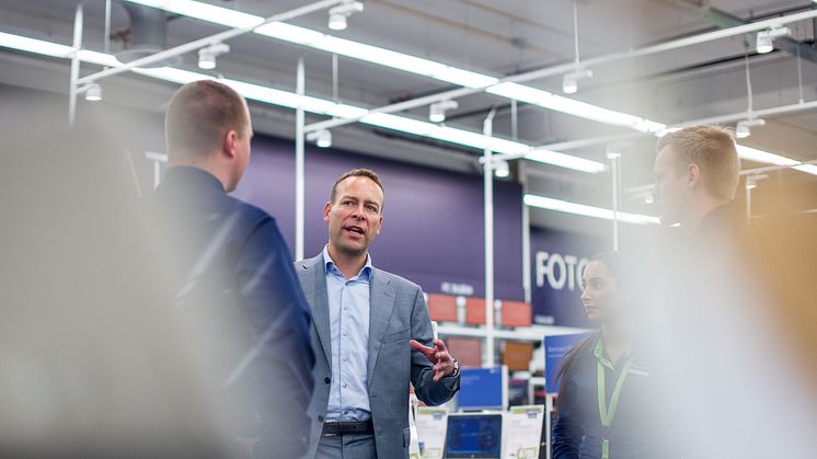 Jaan Ivar Semlitsch (46) er ny konsernsjef i Dixons Carphone International og får nå ansvaret for 14.000 ansatte. Han fortsetter som sjef for Elkjøp Nordic AS. 