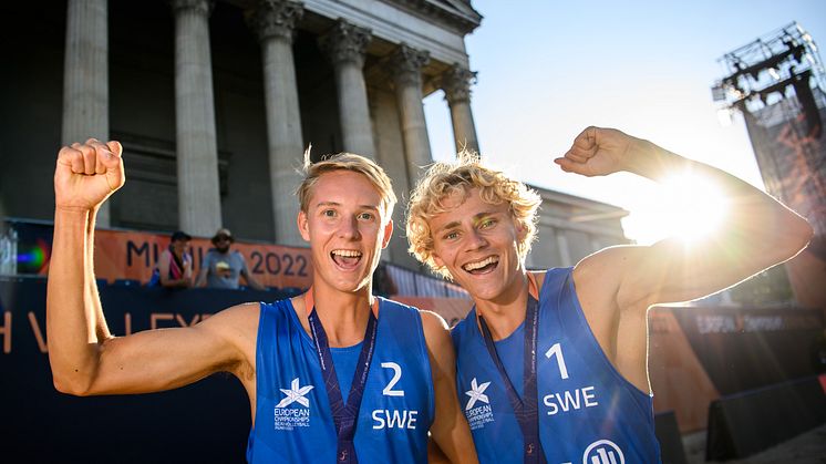 David Åhman och Jonatan Hellvig firar EM-guldet i beachvolleyboll. Foto: Bildbyrån