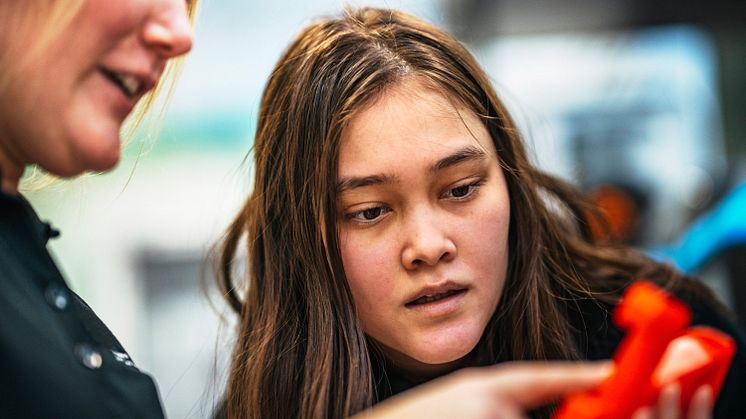 MTR Tech låter unga tjejer testa på livet  som ingenjör