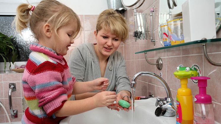 Händewaschen nicht vergessen, Mädchen mit Mutter