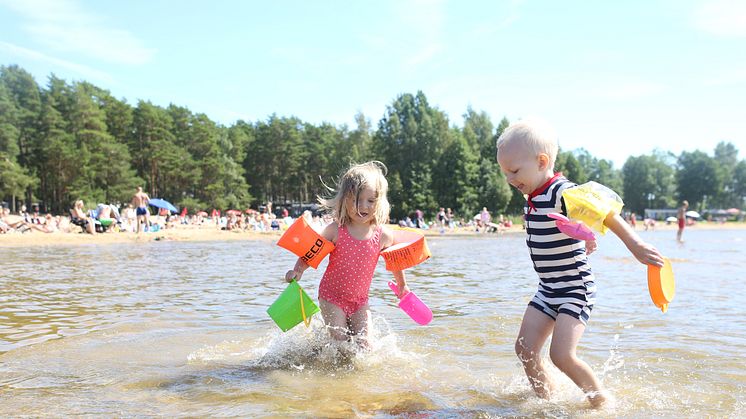 Campingferie i Sverige vil garantert falle i smak hos barna. Foto: Bomstadbaden Camping 