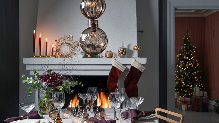 Dekk opp et vakkert bord med håndslipte Finn glass og klassisk julepynt fra Hadeland Glassverk