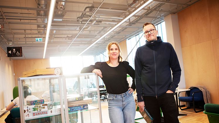 Bibliotekarierna Klara Olander och Karl Göransson vill vidga vyerna för vad ungdomsavdelningen kan innehålla. Foto Karin Foberg.