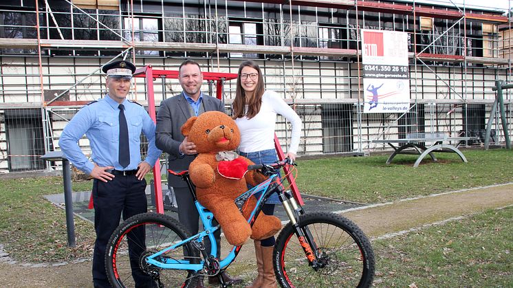 Polizeioberkommissar Alexander Bertram, Christian Schwarzlaff und Ulrike Herkner vom Kinderhospiz präsentieren hocherfreut das Fahrrad für Bärenherz