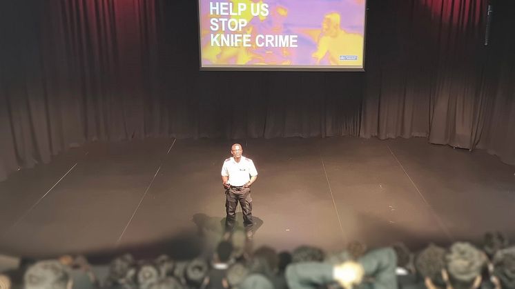 Officer talking to more than 400 school pupils about knife crime