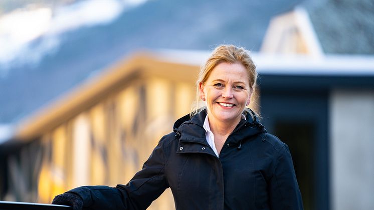 Solrun Hjelleflat gjev seg etter 10 år som leiar for Aurland Ressursutvikling og Norway's best AS.