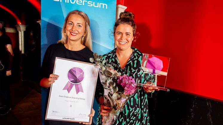 Tres Emma Brandt och Henny Tesch tar emot priset Årets employer branding-företag 2017