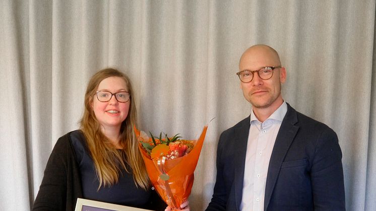 Therese Sjöblom tog emot årets miljöstipendium av Textilias Miljö-och kvalitetschef Jonas Olaison på Textilias huvudkontor i Örebro. 