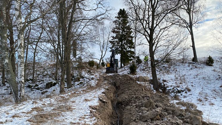 Linde energi gräver ner nästan fyra kilometer elkabel mellan Österhammar och Sköldberga. Foto: Linde energi