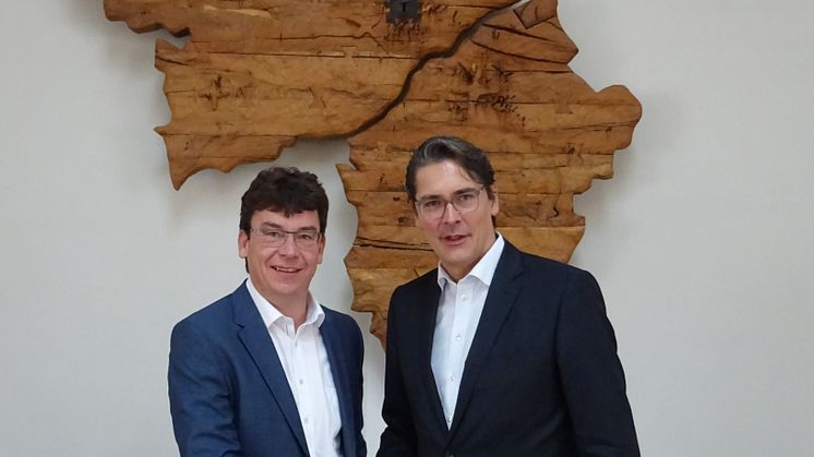 Handshake für die digitale Zukunft von Markt Indersdorf: Bürgermeister Franz Obesser und Uwe Nickl, CEO von Deutsche Glasfaser, besiegeln die Eigentumsübertragung des Glasfasernetzes.