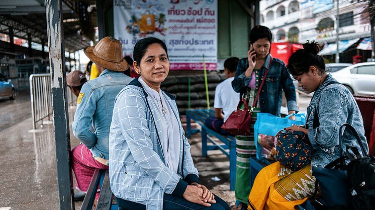 Företag och organisationer lanserar gemensamt en mobilapp med information om covid-19 och träning i arbetsrätt för att stärka Thailands många migrantarbetare – en grupp i riskzonen för trafficking och modernt slaveri. (Foto: IOM 2018/Visarut Sankham)