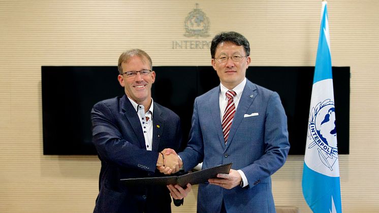 Avtalet undertecknades idag i Singapore mellan John Stewart, Global chef säkerhet och Interpols globala innovationschef Noboru Nakatani. 