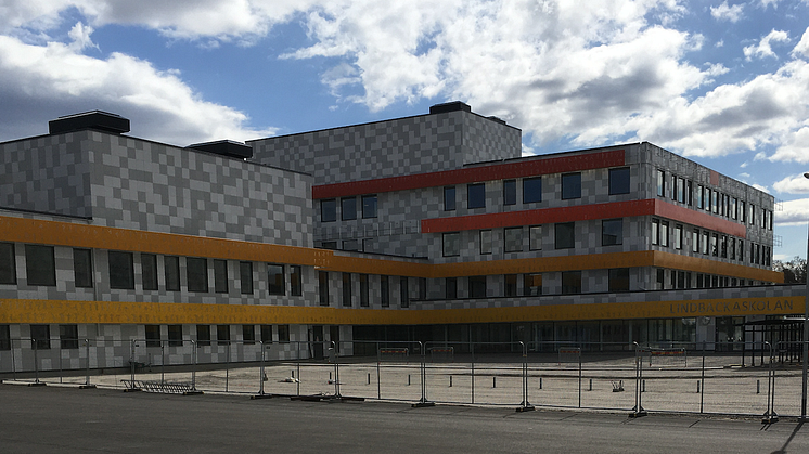 Nya Lindbackaskolans huvudentré från Fotbollsgatan i Lindesberg.