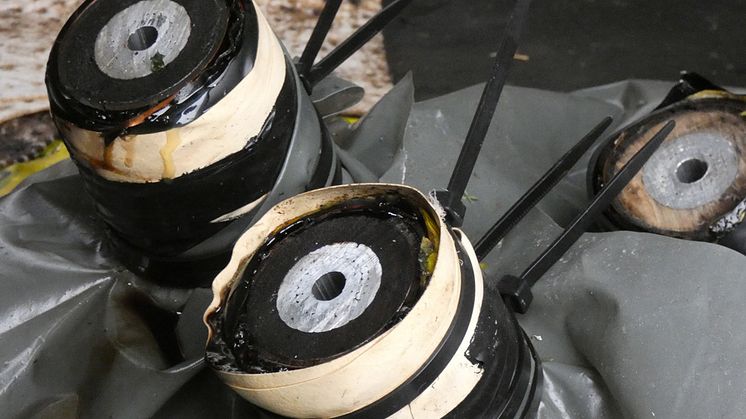 Ölisolierte Kabel vor dem Einsatz biologischer Minihelfer. Bakterien haben mehr als 95 Prozent des Öls aus den Kabeln entfernt.
