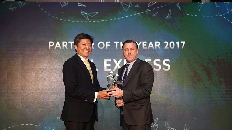 Mr. Ng Chee Meng, Minister for Education (Schools) and Second Minister for Transport, presenting the Partner of the Year award to Mr Sean Wall, Executive Vice President, Network Operations and Aviation of DHL Express Asia Pacific