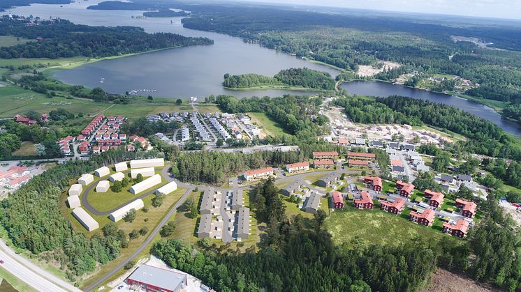 Montage: Flygfoto med illustration av den nya bebyggelsen i Marielundsviken. 