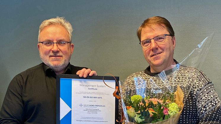 Klinikkleder Øystein Sende (t.v.) og avd.leder Tor Egil Skrødal sier ISO-sertifikatet representerer en trygghet og gir et omdømme som er uvurderlig. (Foto: Helse Nord-Trøndelag HF)