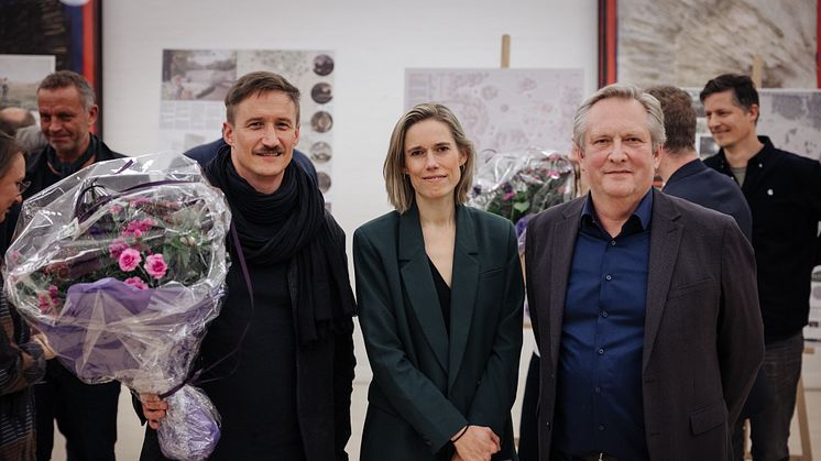 Fra venstre: Jens Byriel Kinch (leder af AART Byrum & Landskab), Anne Sofie Buur Okkels (arkitekt og partner i AART) samt Flemming Hedegaard Larsen (museumschef v. Vejlemuseerne). Foto: Jonas Normann