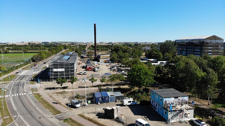 Byggarbetsplatsen för BoKlok Pilkvisten i Landskrona, med solceller på lägenhetshusen som driver el till maskiner m.m. I förgrunden ses byggbodarna. 