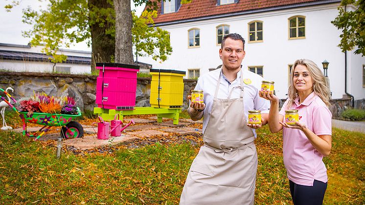 Alexander Ahlin och Lisa Hägglund. Två av eldsjälarna på Happy Tammsvik som ligger bakom hållbarhetsprojektet "Happy Bee".